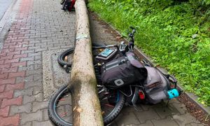 Dramatyczne chwile w Białce Tatrzańskiej. Drzewo runęło na rowerzystów