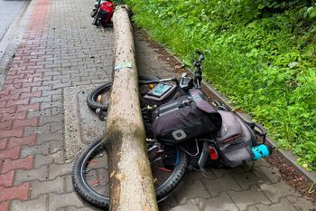 Dramatyczne chwile w Białce Tatrzańskiej. Drzewo runęło na rowerzystów
