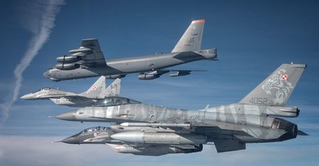 Polskie F-16 i MiG-29 eskortowały amerykański bombowiec B-52. Zobacz zdjęcia