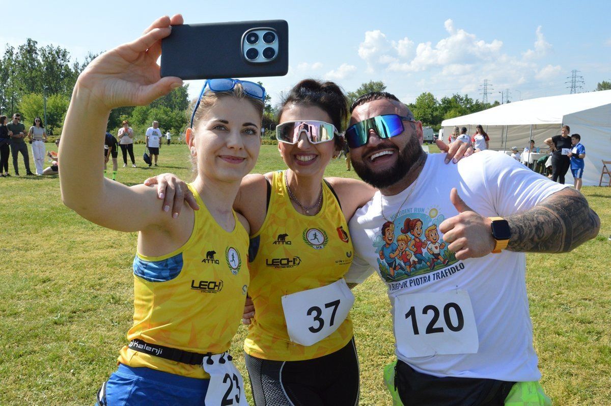 Rozgrzewkę poprowadził Super Mario Trener, a wiele osób chciało soie z nim zrobić selfie