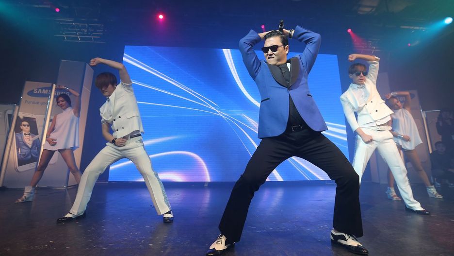 PSY tańczy "Gangnam Style"