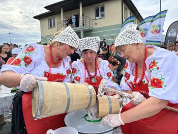 Panie ubijały masło na czas. Tradycyjny konkurs na Powiatowym Festiwalu Masła w Lubochni 2026