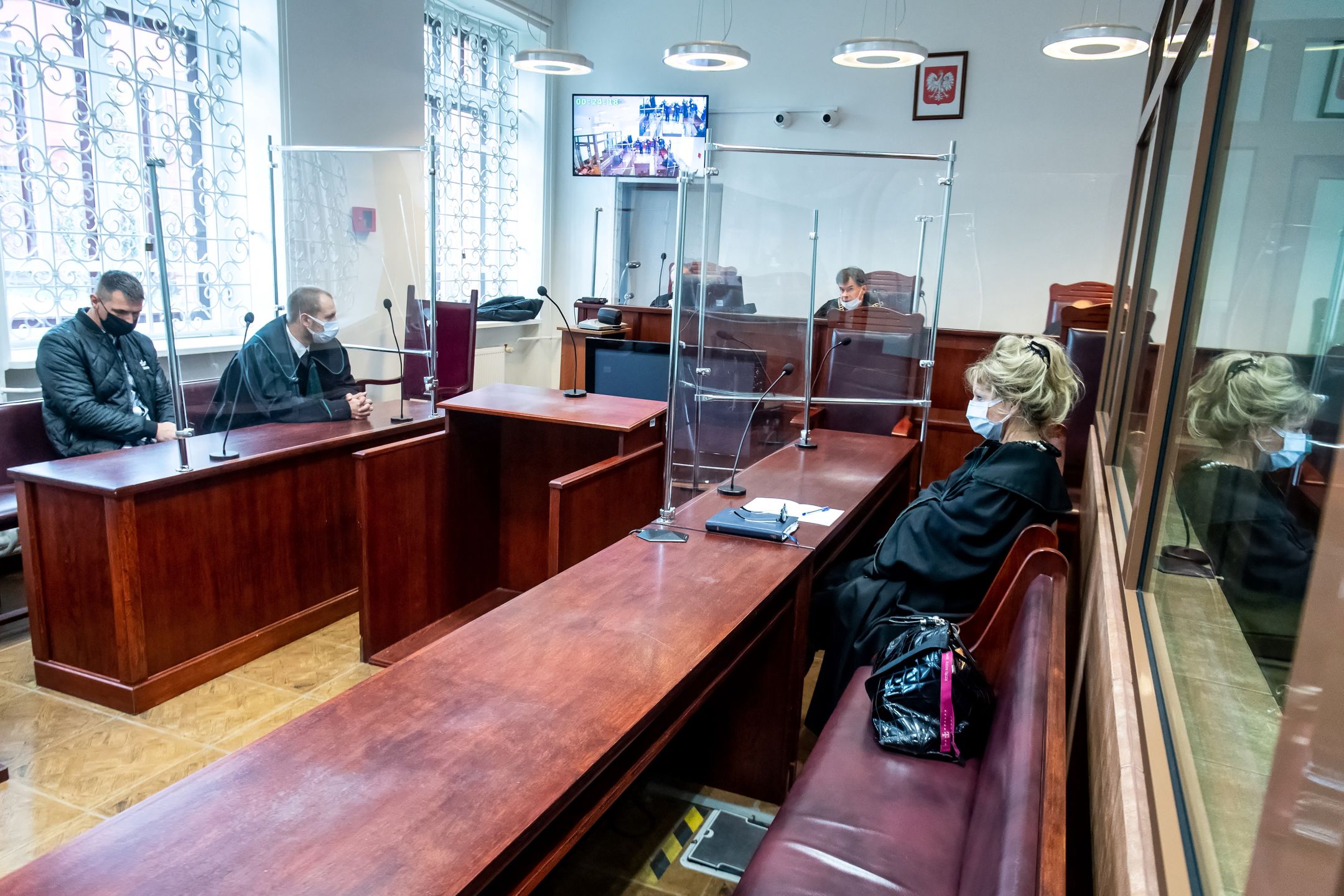 Pawe� Paradowski, Mariusz Lewandowski, Wojciech Przybysz, Alina Ciechanowicz-AdamskaW�oc�awek, 06.10.2021. Ojciec ofiary Pawe� Paradowski (L), jego pe�nomocnik adwokat Mariusz Lewandowski (P), s�dzia Wojciech Przybysz (2P) oraz obro�czyni oskar�onego adwokat Alina Ciechanowicz-Adamska (P) na sali S�du Okr�gowego we W�oc�awku, 6 bm. S�d ma wyda� wyrok ws. wypadku z 2015 roku, kiedy to 11-letni Kacper, jad�cy na rowerze, zosta� potr�cony przez pijanego kierowc�. (kf) PAP/Tytus �mijewski *** UWAGA!!! ZAKAZ PUBLIKACJI DANYCH OSOBOWYCH OSKAR�ONEGO! ***
Tytus �mijewskicovid, covid-19, dziecko, epidemia koronawirusa, kacper, kierowca, koronawirus, maseczka ochronna, pandemia, pijany, proces, rozprawa, sars-cov-2, s�d, wypadek, wyrok, 11-letniego, BINARY<(21) bytes>
