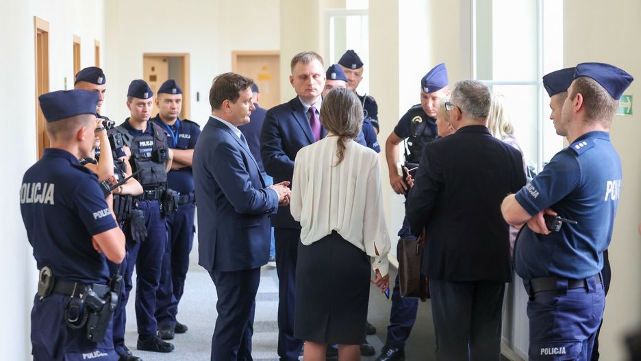 Prokurator i policjanci w siedzibie KRS