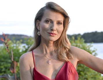 Tak zaprezentowała się na plaży. Trójwymiarowe bikini przyciąga wzrok