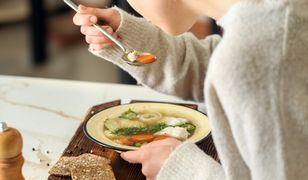 Gwiazdy pokochały dietę bulionową. Ekspert odpowiada, na czym polega ten sposób odżywiania
