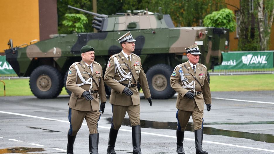 Od lewej: dowódca Wojsk Obrony Terytorialnej gen. broni Wiesław Kukuła, Dowódca Operacyjny Rodzajów Sił Zbrojnych gen. broni Tomasz Piotrowski, gen.dywizji Marek Sokołowski