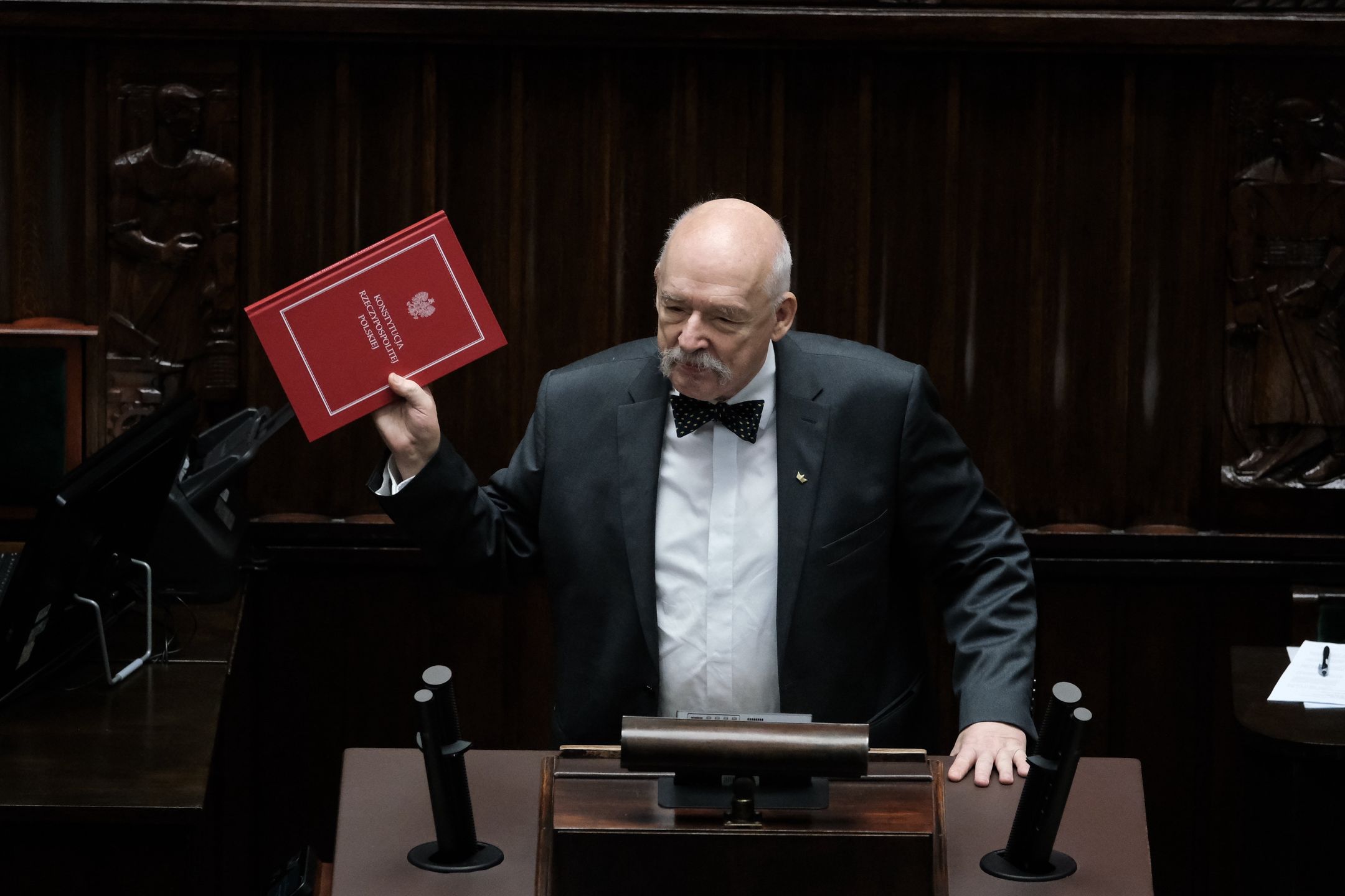 Janusz Korwin-Mikke nie dostał się do Sejmu X kadencji. Otrzyma ponad 38 tys. zł brutto odprawy