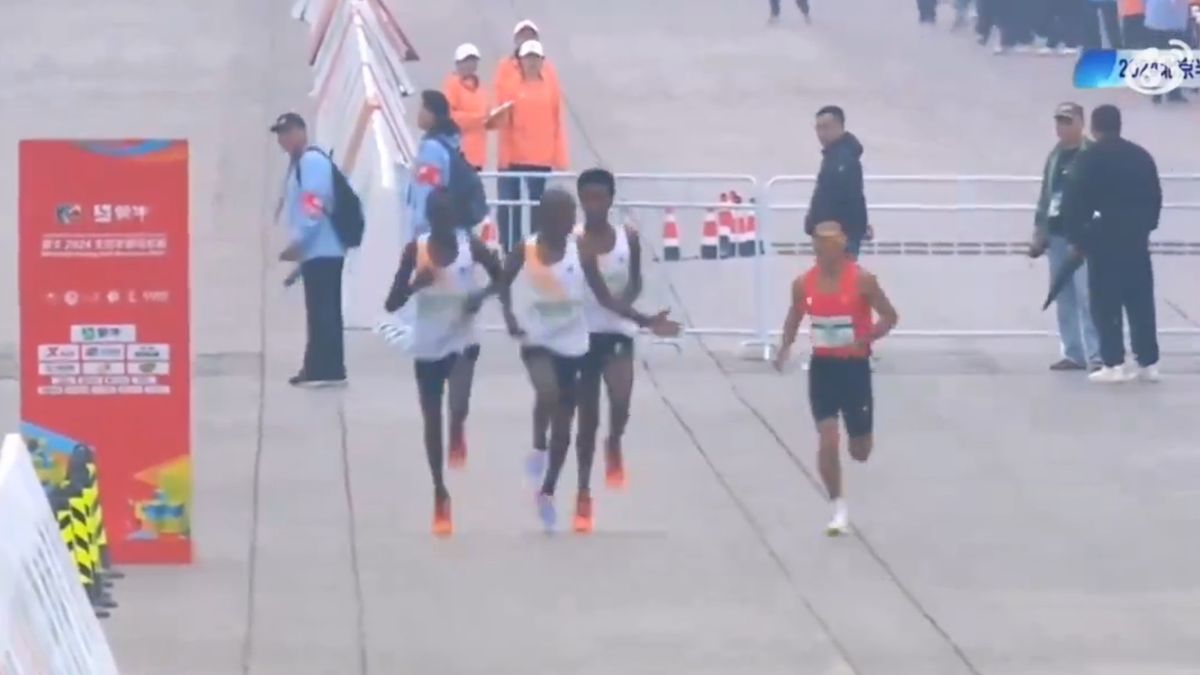 Na zdjęciu: kuriozalny finisz w półmaratonie