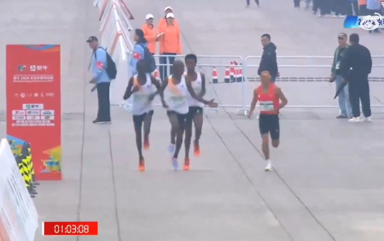 In the photo: bizarre finish to the half marathon