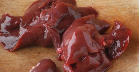 Przed smażeniem wkładam do niej wątróbkę. Jest miękka, smaczniejsza i pozbawiona goryczki