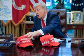 Gromadzą potężne środki przed wyborami w USA. Ruch Maga ma już niemal 350 mln dol