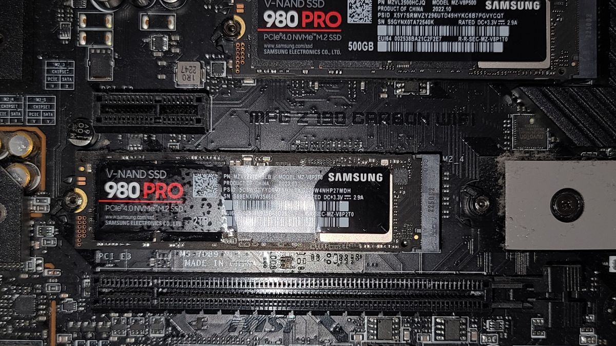 Niepokojąca ciecz na dysku SSD