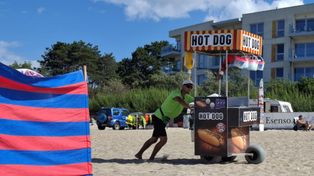 Ceny nad Bałtykiem 2025. Ile zapłacisz za obiad, rybę wędzoną, wypożyczenie roweru i toaletę przy plaży?