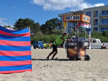 Ceny nad Bałtykiem 2025. Ile zapłacisz za obiad, rybę wędzoną, wypożyczenie roweru i toaletę przy plaży?