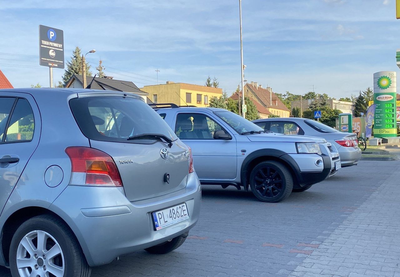Leszno: Nawet 190 złotych za parking. Koniec z darmowym parkingiem przy Biedronce