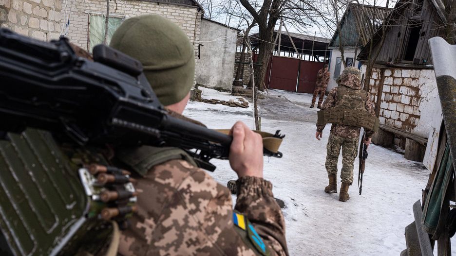 Ukrainian Servicemen in SvitlodarskSVITLODARSK, UKRAINE - JANUARY 30: Ukrainian servicemen seen along the frontline outside of Svitlodarsk, Ukraine on January 30, 2022. Stringer / Anadolu Agency/ABACAPRESS.COM Dostawca: PAP/AbacaAA/ABACAarmy, border, combatant, eatern border, front, frontline, guard, military, patrolling, politics, Region, Russia, serviceman, snow, soldiers, Svitlodarsk, Tension, threat, Trench, troops, Ukraine, Unrest, Walking, war