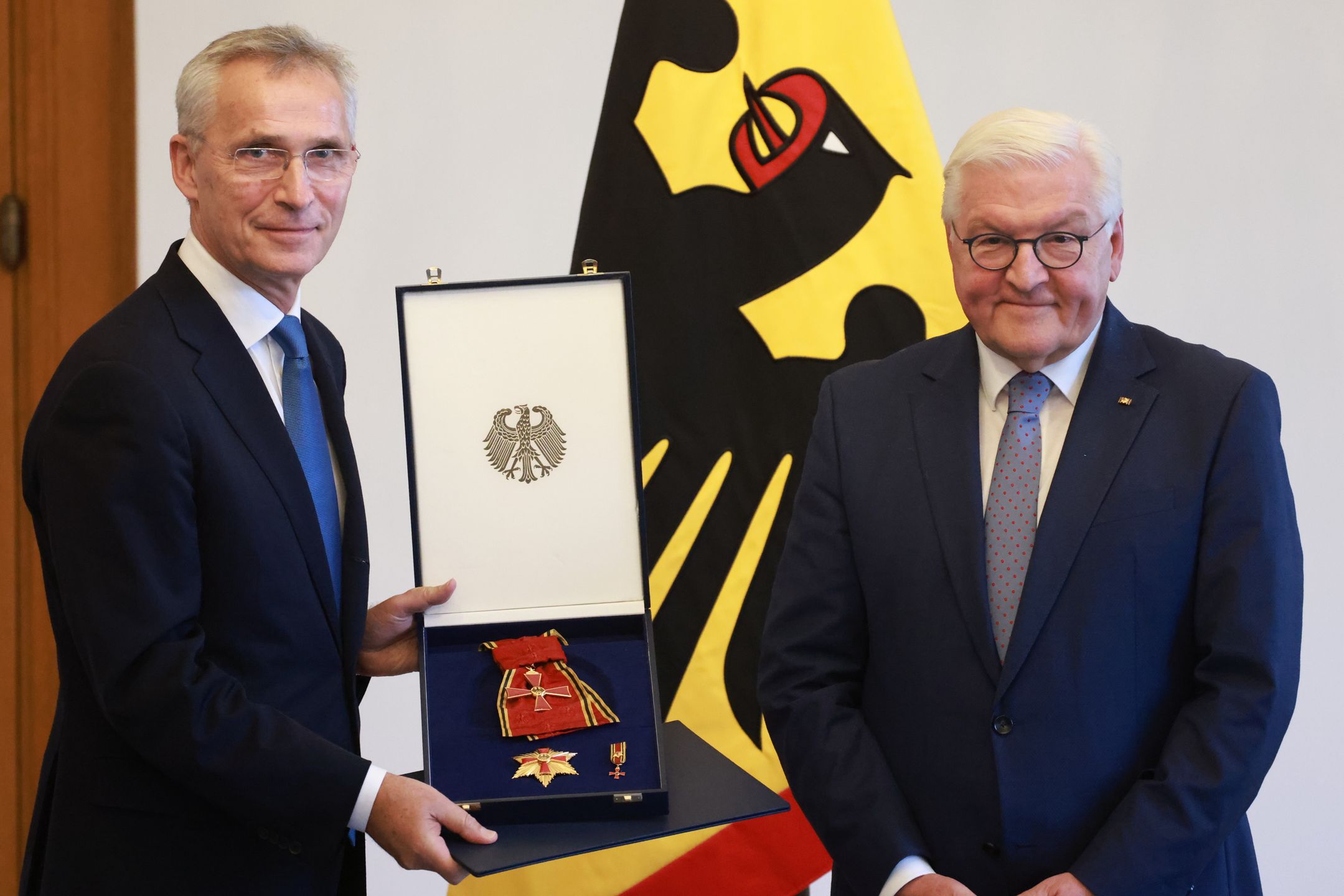 German President Frank-Walter Steinmeier (R) awards the Grand Cross of the Order of Merit of the Federal Republic of Germany to former NATO Secretary General Jens Stoltenberg at Bellevue Palace in Berlin, Germany, 22 October 2024. Jens Stoltenberg was Secretary General of the North Atlantic Treaty Organization (NATO) between 2014 and 2024. The Order of Merit is awarded for political, economic, social and intellectual achievements and all kinds of outstanding services. EPA/CLEMENS BILAN Dostawca: PAP/EPA.