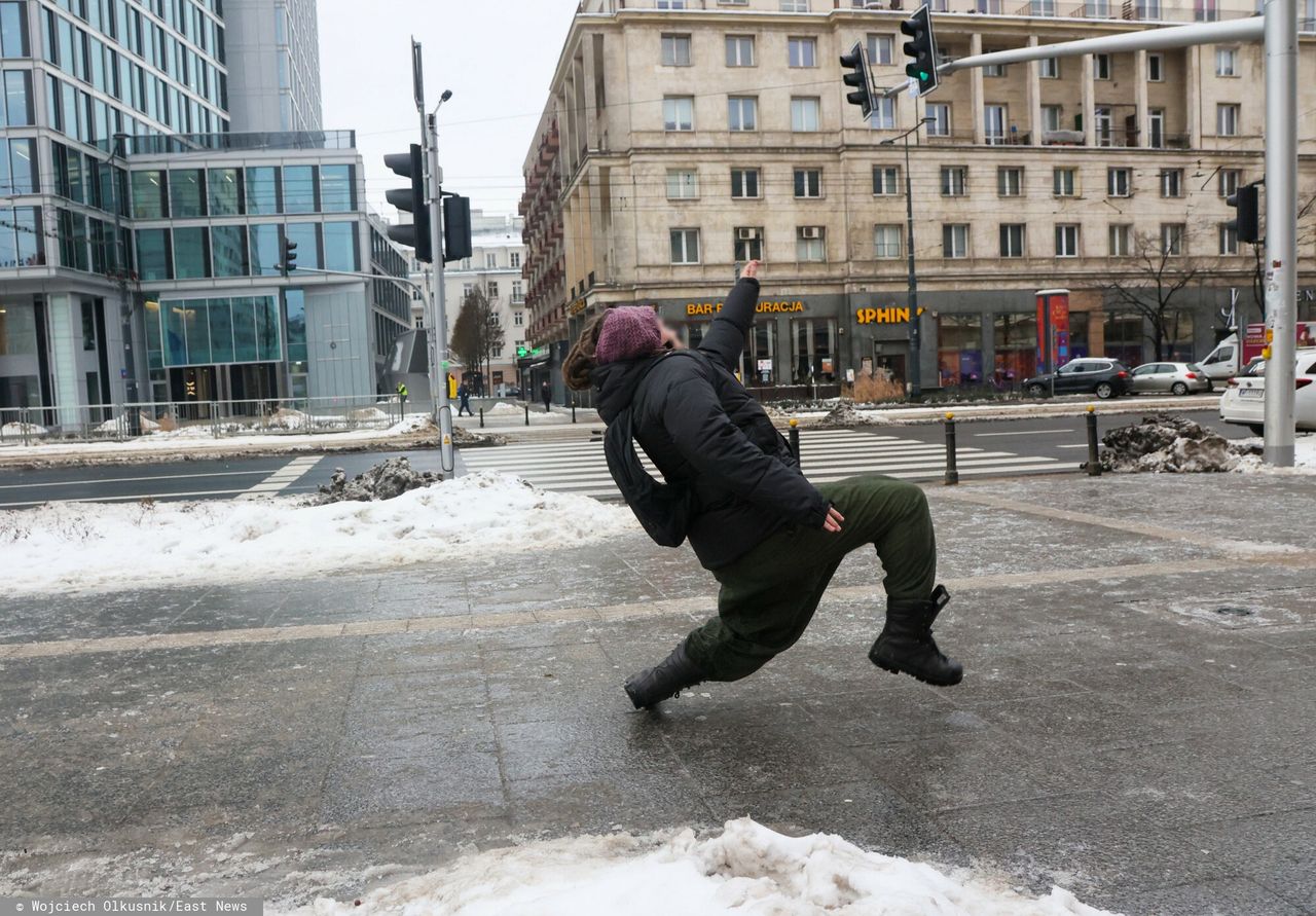 Oblodzony chodnik może drogo kosztować. Posyp, bo się nie wypłacisz