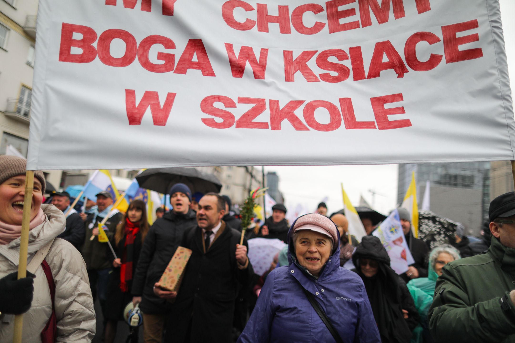 Warszawa, 02.04.2023. Narodowy Marsz Papieski w rocznicę śmierci Jana Pawła II, 2 bm. w Warszawie. Marsz przejdzie ulicami: Marszałkowską, Królewską, Placem Piłsudskiego, Krakowskim Przedmieściem do Katedry Archidiecezjalnej przy ul. Świętojańskiej 8. (ad) PAP/Albert Zawada