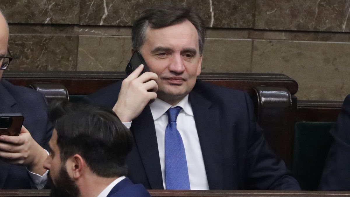 Warszawa, 05.12.2024. Poseł PiS, były minister sprawiedliwości Zbigniew Ziobro na sali obrad w drugim dniu posiedzenia Sejmu w Warszawie, 5 bm. Sejm wyraził zgodę na zatrzymanie i przymusowe doprowadzenie Zbigniewa Ziobry na posiedzenie sejmowej komisji śledczej ds. Pegasusa. (sko) PAP/Tomasz Gzell