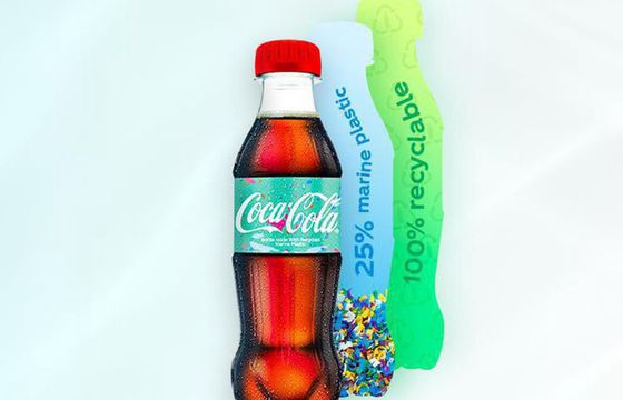 Butelki Coca-Coli z wyłowionego z morza przetworzonego plastiku