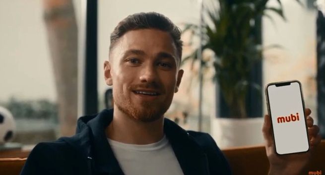 Piłkarz Matty Cash w nowej kampanii Mubi