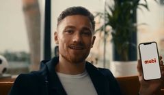 Piłkarz Matty Cash w nowej kampanii Mubi