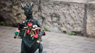 Kraków: Smoki nie mają łatwo. Jeden ma uszkodzony nos, drugi przenosi prawdziwe ciężary