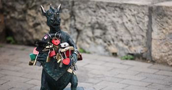 Kraków: Smoki nie mają łatwo. Jeden ma uszkodzony nos, drugi przenosi prawdziwe ciężary