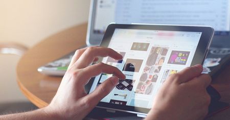 Zamówił telefon przez internet. Zdębiał, gdy otworzył paczkę