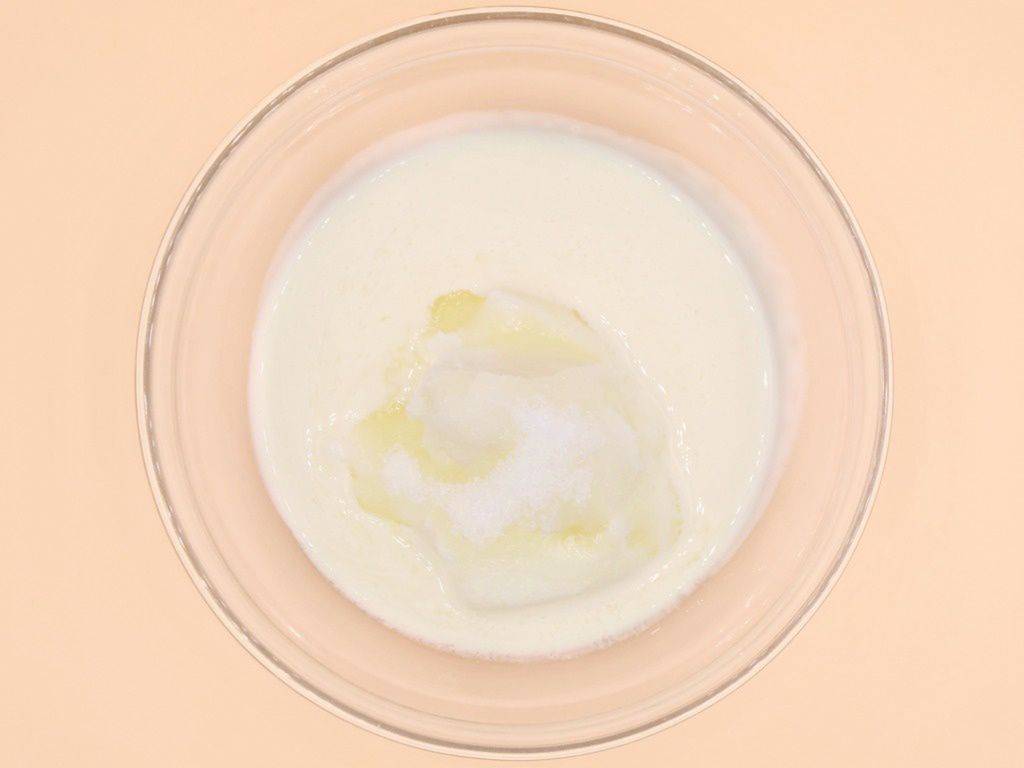 Mieszam jogurt, śmietanę i słodzik.