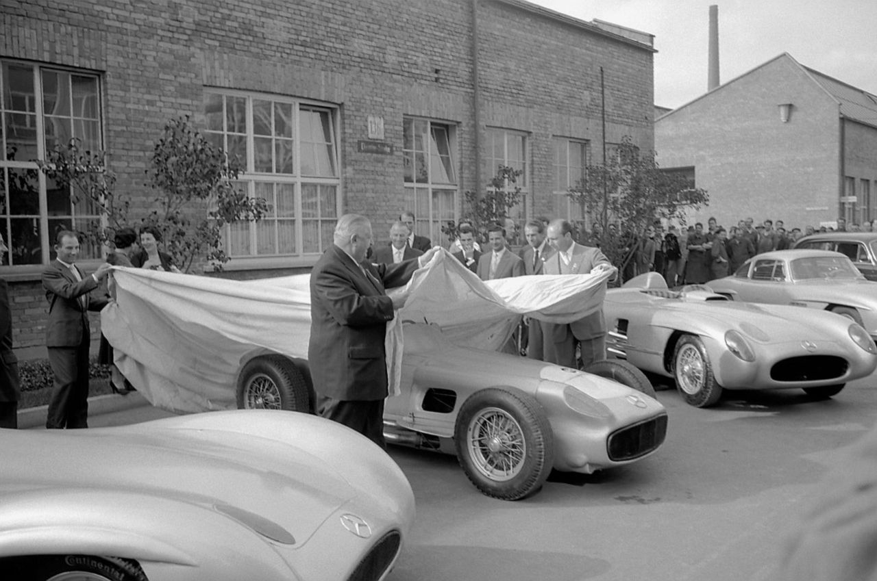 Mercedes W196 R podczas premiery w wersji z nadkolami i bez