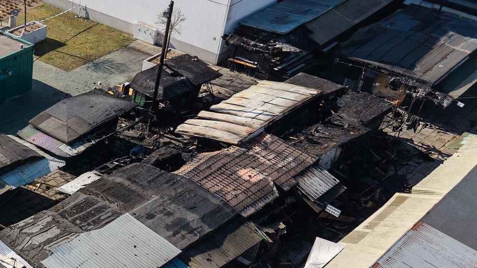 miejsce po�aru stoisk
Leszek Szyma�ski
Bazar R�yckiego, miejsce po�aru, po�ar, po�ar stoisk, spalone stoiska, skutki po�aru