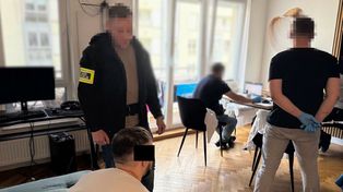 Hajnówka: Oszukali "na BLIK" kilka tysięcy osób w Polsce. Zatrzymani szefowie gangu i przejęty majątek