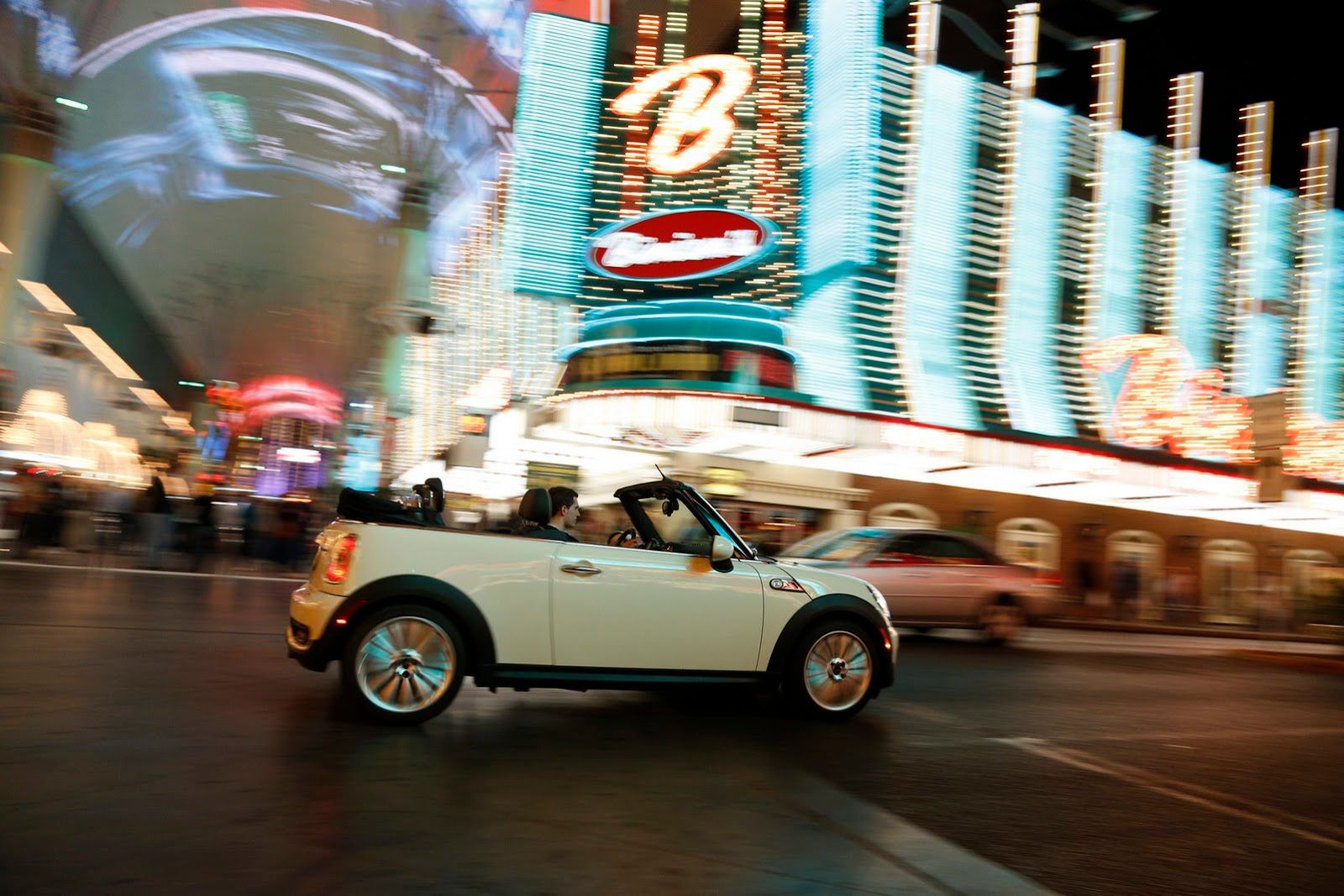 Galeria Mini jako celebracja sprzedaży półmilionowego egzemplarza w USA 191