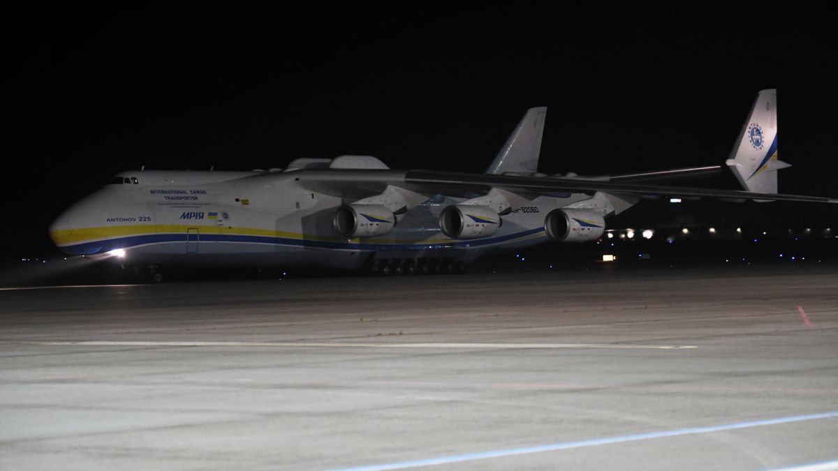Jasionka, 13.11.2021. Lądowanie samolotu Antonow An-225 Mrija na lotnisku w podrzeszowskiej Jasionce, 13 bm. Największy samolot transportowy na świecie przyleciał do Polski z transportem aluminium. (kf) PAP/Darek Delmanowicz