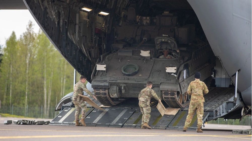 Wyładunek BWP Bradley z samolotu C-17 na ćwiczeniach w Estonii