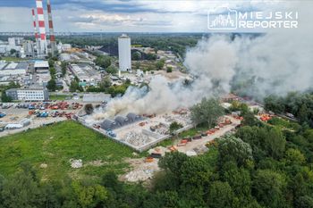 Warszawa: Pożar składowiska odpadów w Wilanowie. W akcji wzięły udział 22 zastępy strażaków
