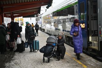 "Z krzywego peronu ludzie będą jeździć, jeśli będzie dobra oferta". Ekspert o paradoksie polskiej kolei
