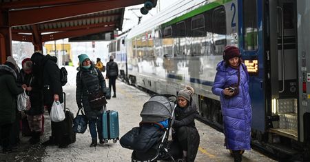 "Z krzywego peronu ludzie będą jeździć, jeśli będzie dobra oferta". Ekspert o paradoksie polskiej kolei
