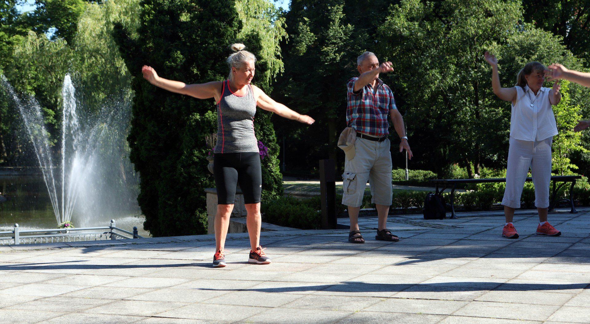 Ćwiczenia tai chi w parku miejskim w Grudziądzu