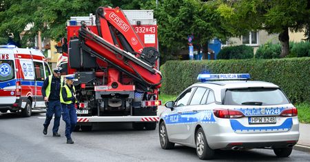 Wypadek w centrum Krakowa. Rowerzysta wjechał pod autobus