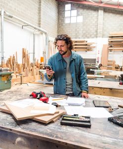 Odłóż telefon w pracy i zobacz, co się stanie. Badania nie pozostawiają złudzeń