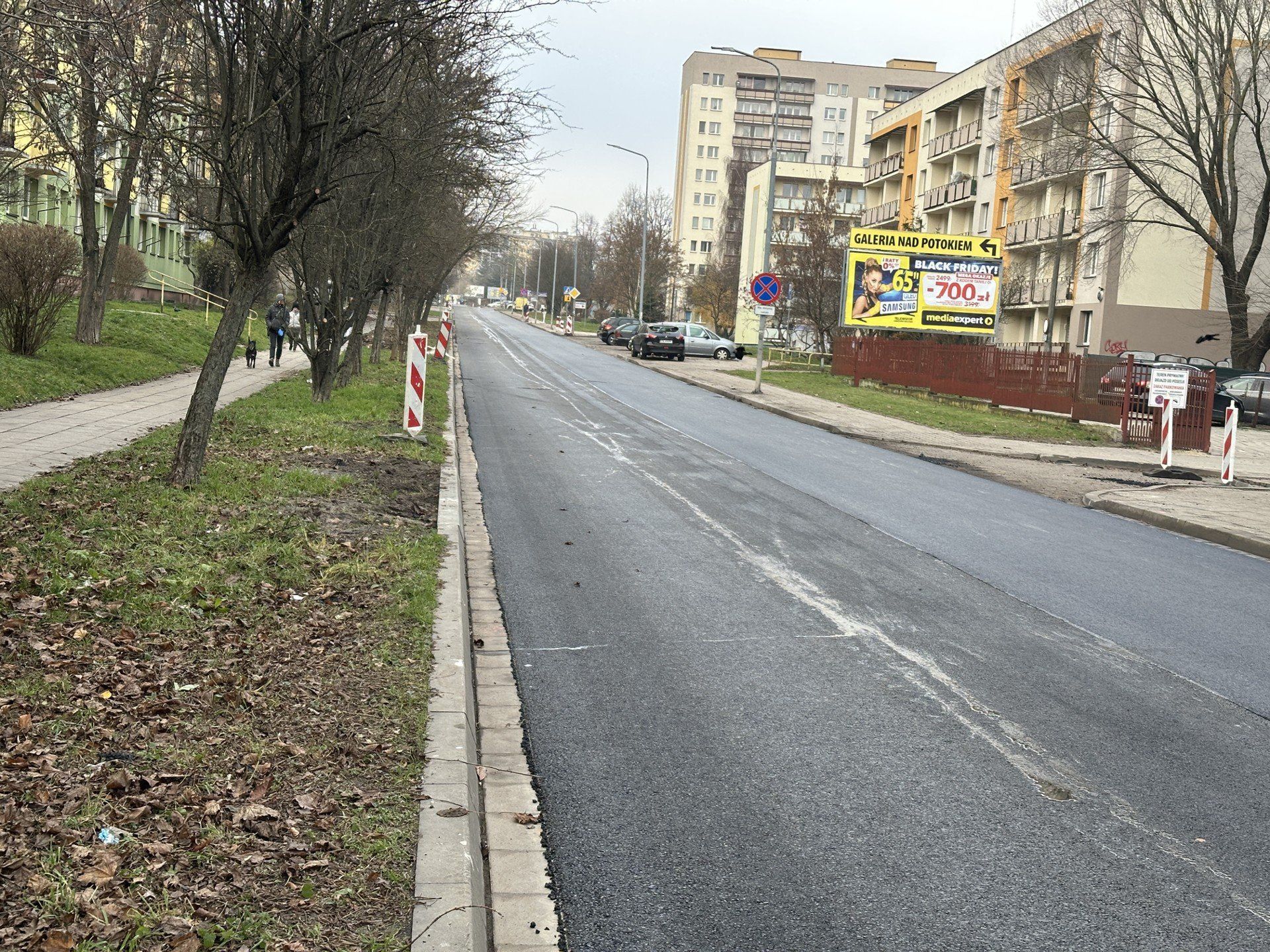 Remont polegał na pozostawieniu podbudowy drogi i krawężników, sfrezowaniu starej nawierzchni i położeniu nowego asfaltu. 
