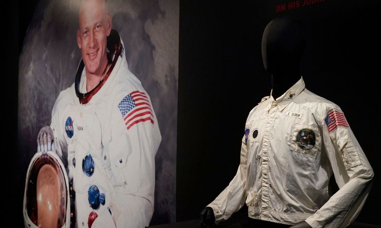 To w niej Buzz Aldrin poleciał na Księżyc. Pamiątkowa kurtka sprzedana za prawie 3 mln dolarów