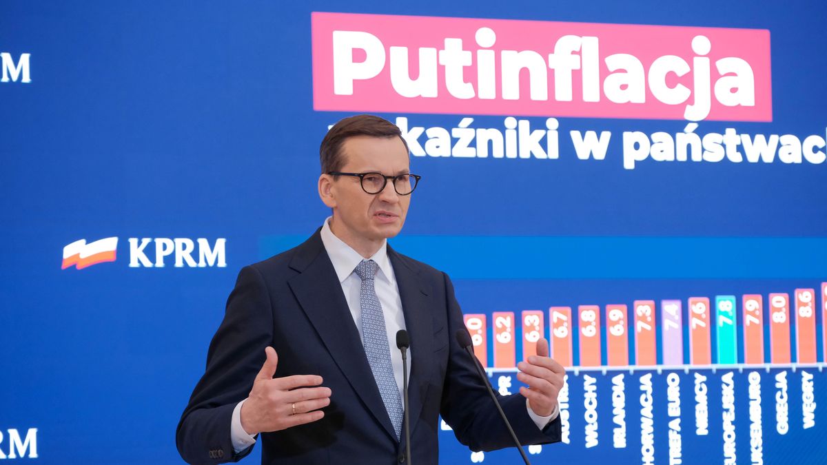 Na zdjęciu premier Mateusz Morawiecki w trakcie konferencji prasowej. W tle plansza z hasłem "putinflacja"