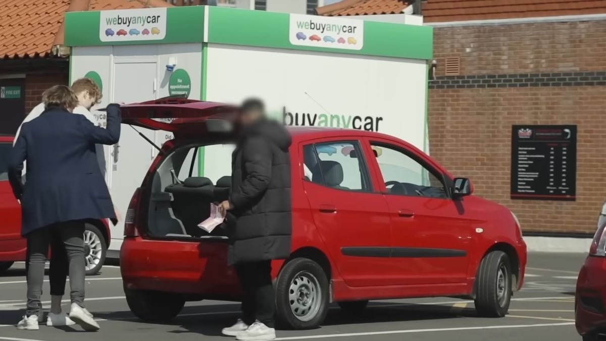 Pranksterzy chcieli sprzedać auto, które wyglądało jak miejsce zbrodni