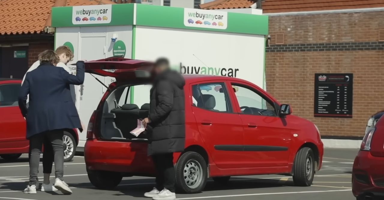 Pranksterzy chcieli sprzedać auto, które wyglądało jak miejsce zbrodni