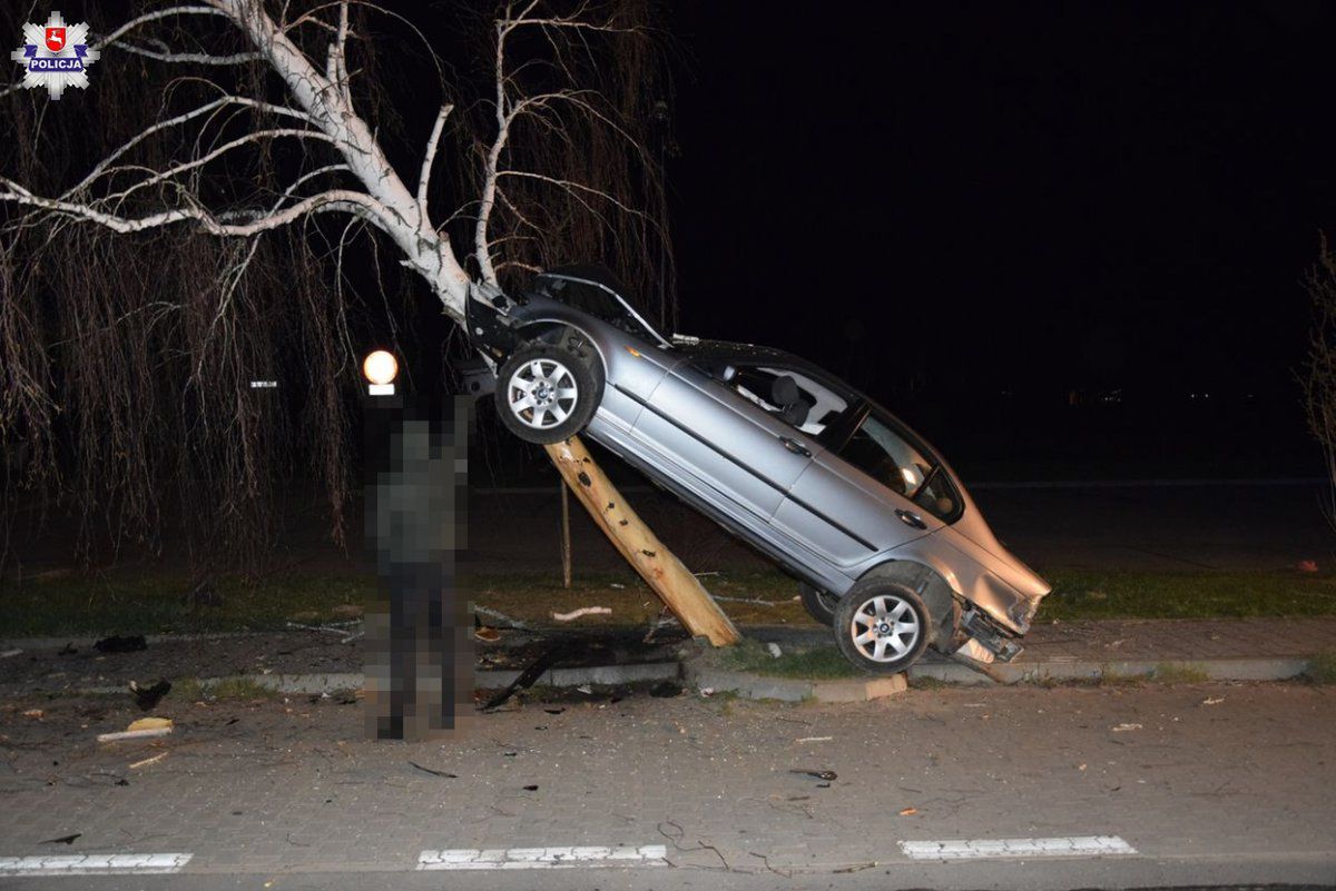 Badanie kierowcy tego BMW alkomatem wykazało ponad 1,5 promila alkoholu w jego organizmie